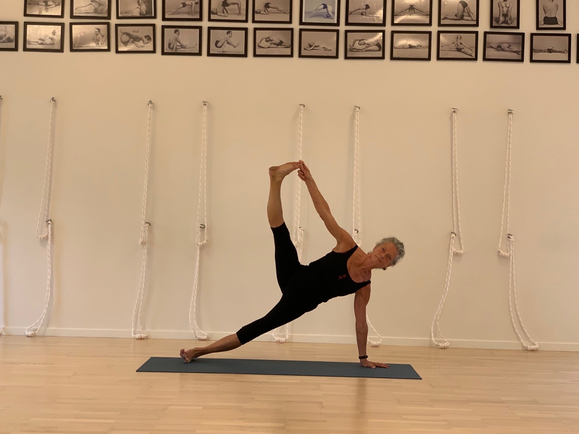 Har du lyst til 3 dejlige intensive yoga timer og nyde en stille stund for dig selv.

søndag den 3. december kl. 11 - kl. 14